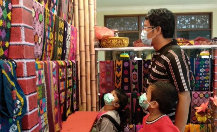 podiumnews.com-Menkumham Siap Serahkan Sertifikat HAKI Endek Bali