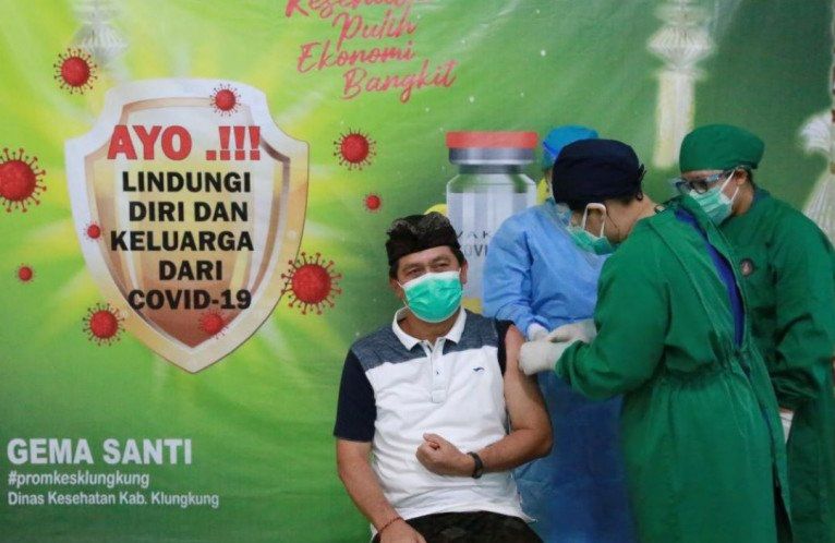 podiumnews.com-Bupati Klungkung Terima Vaksinasi COVID-19 Tahap 2