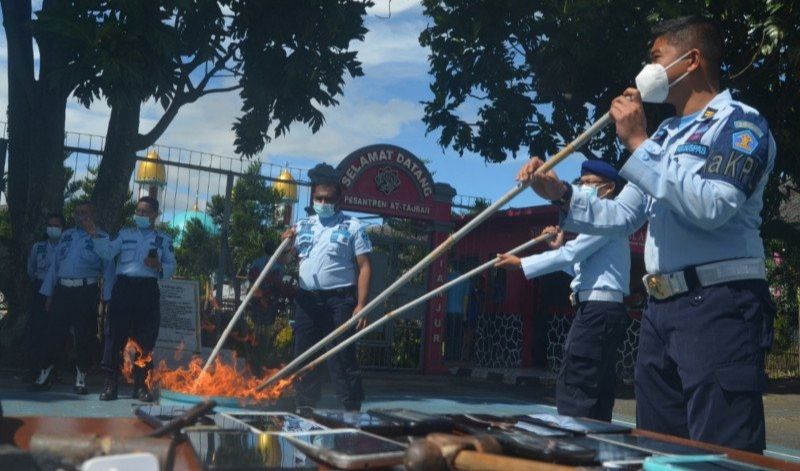 podiumnews.com-Ratusan Telepon Selular Hasil Razia Dimusnahkan di Lapas Cianjur