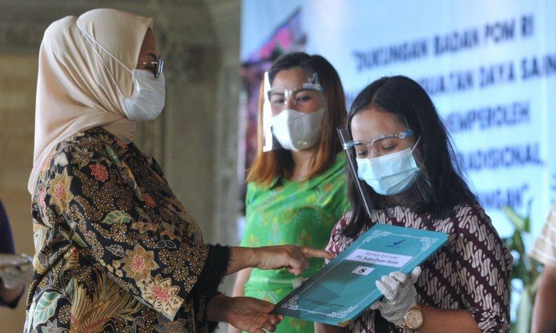 podiumnews.com-BPOM Serahkan NIE dan Sertifikat Kepada UMKM di Bali