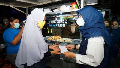 podiumnews.com-PKL Banyuwangi Bersyukur Diberi Bantuan Uang