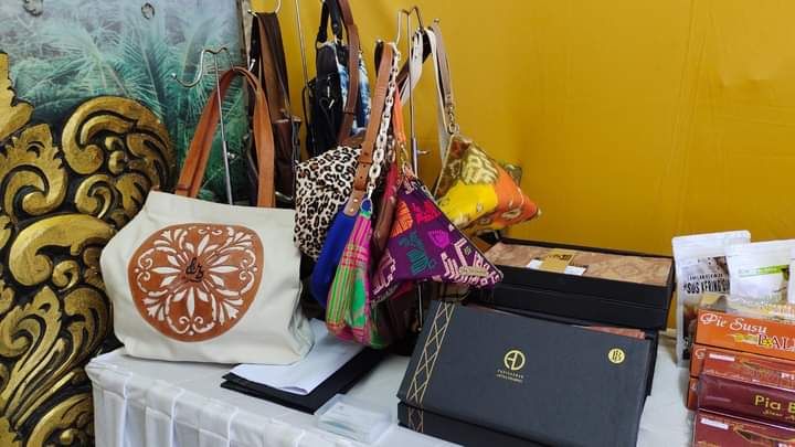 podiumnews.com-Sulap Kain Endek Sisa Jadi Produk, Dinz Handmade Raup Omzet hingga Puluhan Juta 