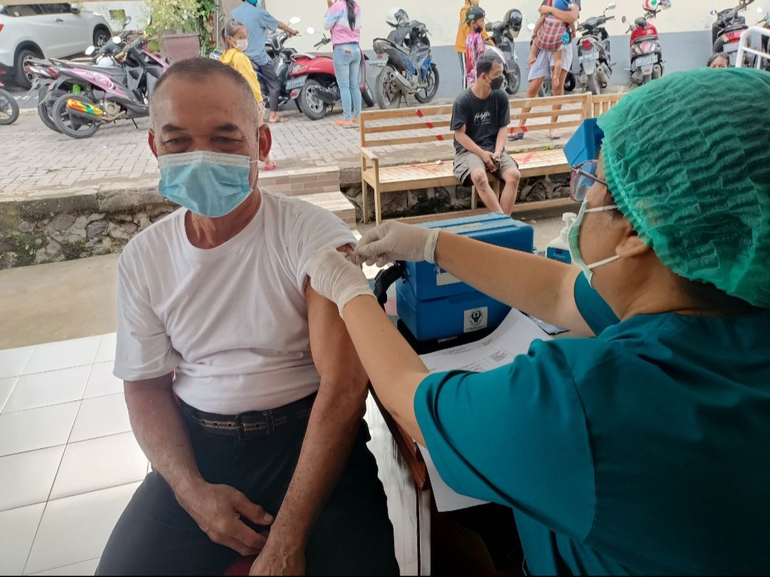 podiumnews.com-Warga Seririt Antusias Ikuti Vaksin Booster