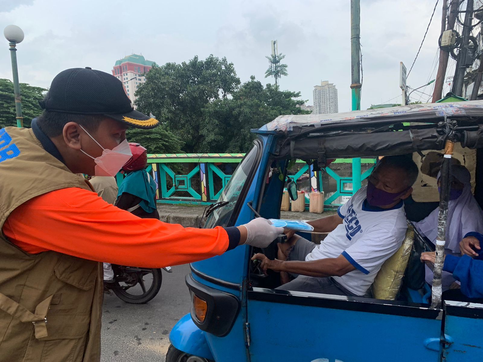 podiumnews.com-BNPB Terjunkan Tim Bagikan 1,5 Juta Masker