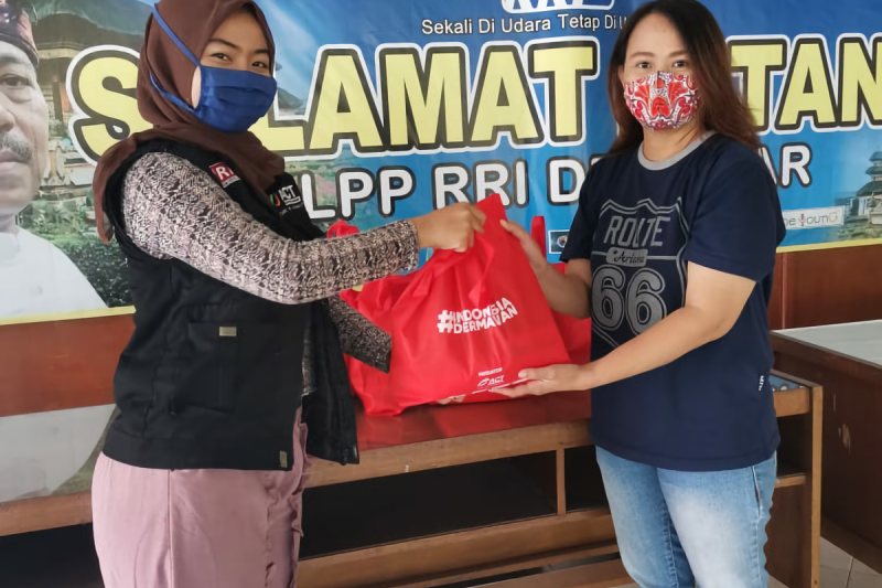 podiumnews.com-ACT Bali Bagikan Puluhan Paket Pangan Kepada Pekerja Musik