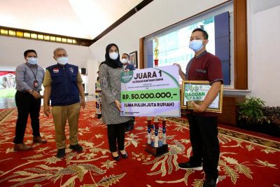 podiumnews.com- Berdayakan Petani Lemon, Pemuda Kaki Gunung Raung Dihadiahi Rp50 Juta