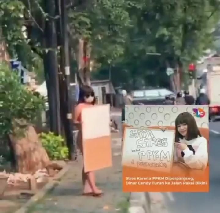 podiumnews.com-Tidak Bernilai Pancasila, Polisi Amankan Wanita Berbikini di Pinggir Jalan