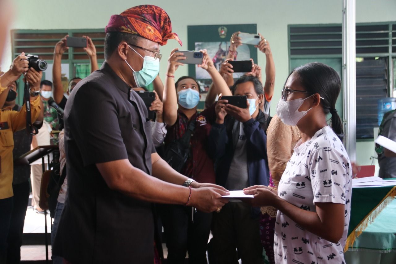 podiumnews.com-Pemkab-Kodim Buleleng Sinergi Beri Bantuan Tunai ke Pedagang Kecil
