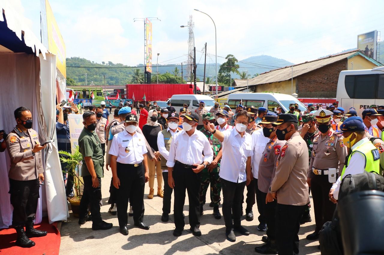 podiumnews.com-Menko PMK Cek Pos-pos Operasi Lilin 2021 Jelang Nataru