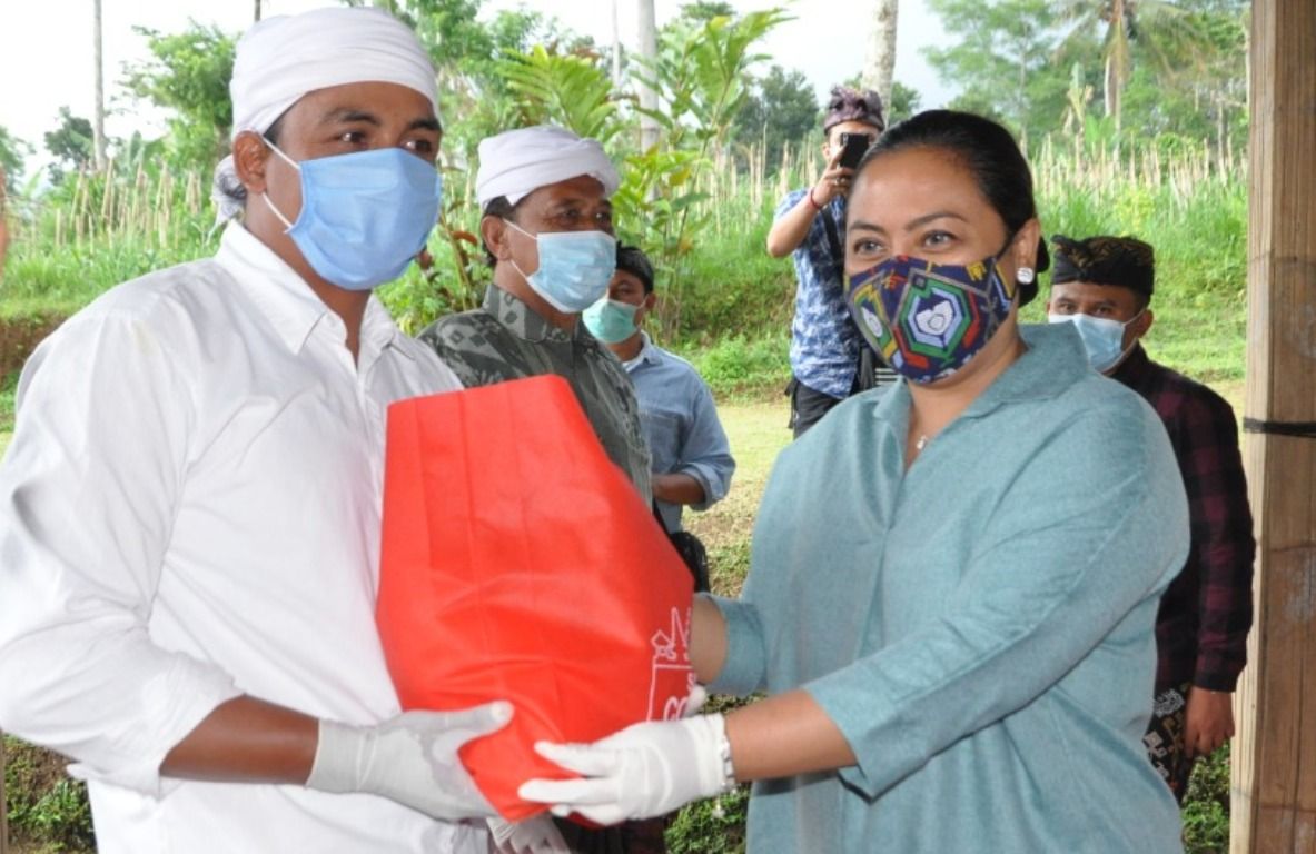 Bupati Tabanan Serahkan Bantuan untuk Pemangku dan Pasutri Desa Angseri