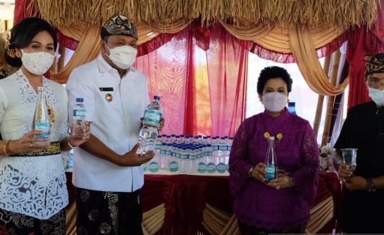 podiumnews.com-Bupati Gianyar Luncurkan Air Mineral dalam Kemasan Produksi Lokal