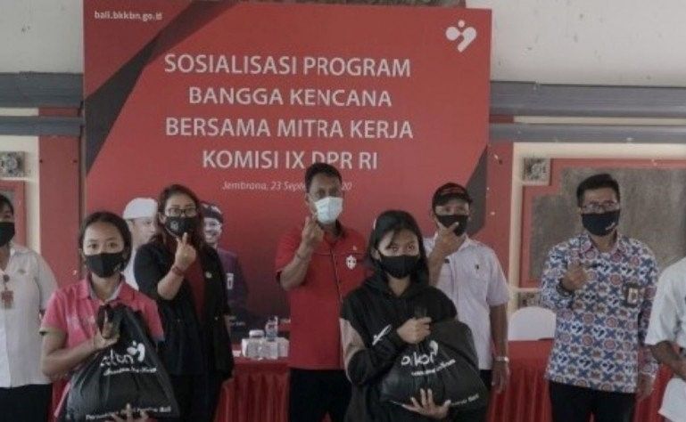 podiumnews.com-Anggota DPR dan BKKBN Bali Sosialisasikan Program "2125 Keren"