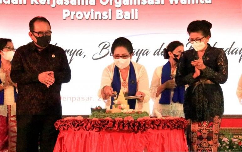 podiumnews.com-Wagub Bali Puji Semangat Perempuan di Tengah Pandemi