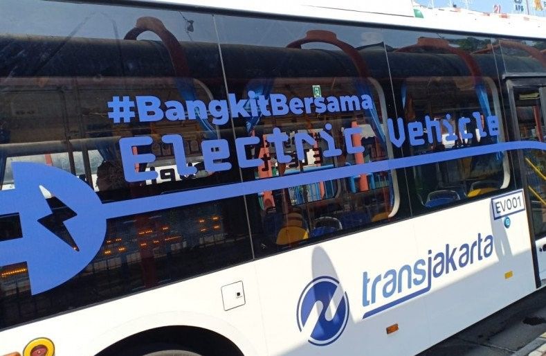 podiumnews.com-DKI Targetkan 2030 Seluruh Armada Bus Transjakarta Gunakan Bus Listrik 