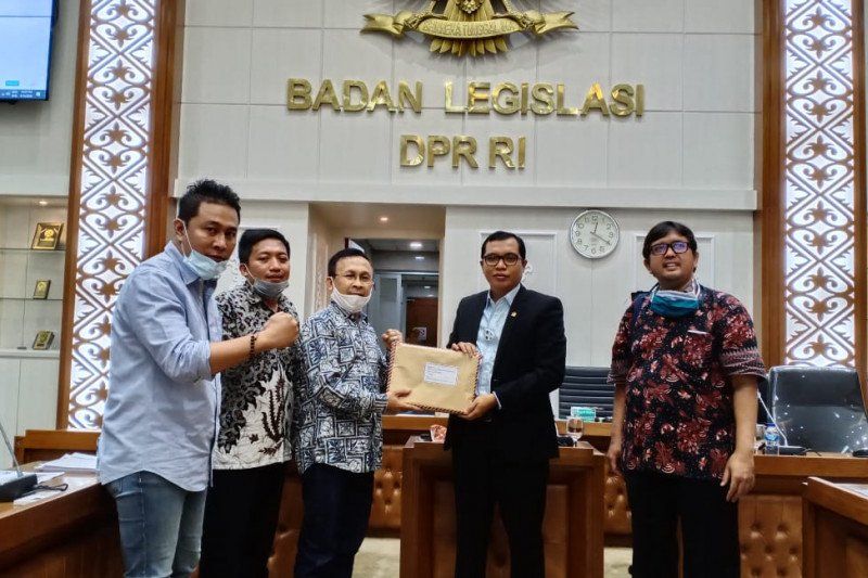 RUU Cipta Kerja: DPR Sepakat Hapus Upah Minimum Sektoral