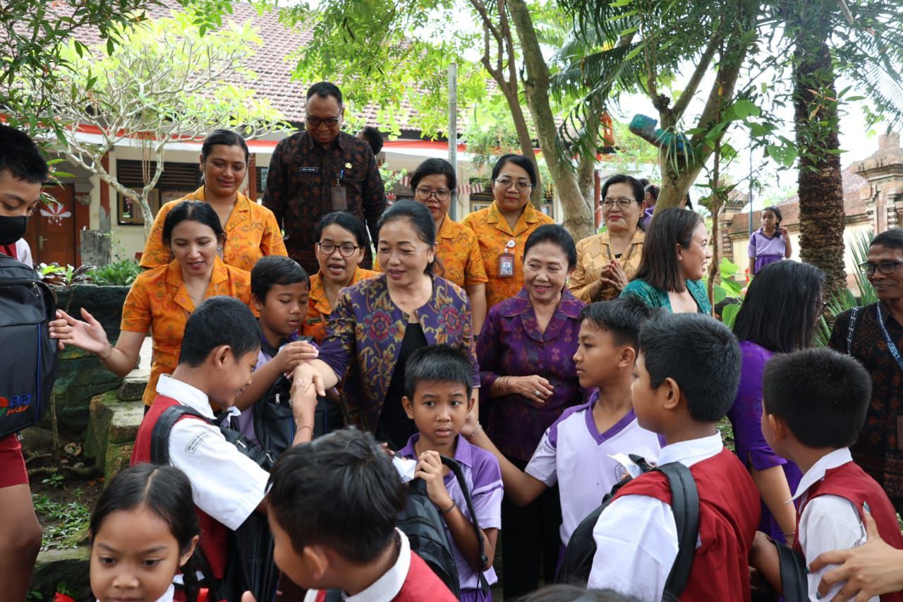 podiumnews.com-Bunda Literasi Denpasar Serahkan Perlengkapan Sekolah kepada Anak Korban Banjir