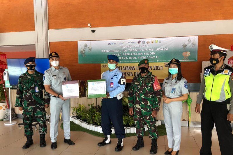 podiumnews.com-Jasa Raharja Bali Beri Bingkisan Petugas di Pos Penyekatan Mudik
