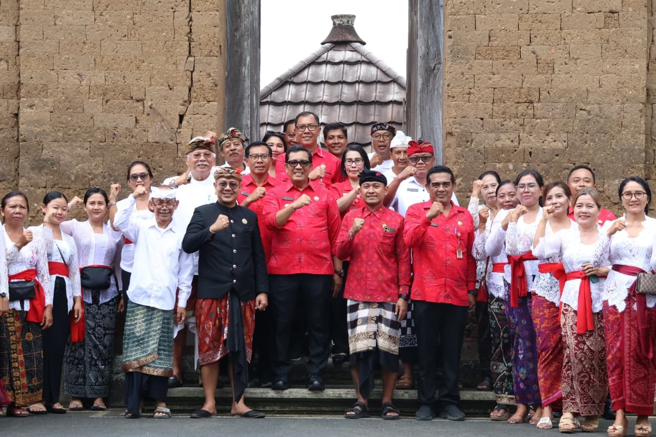 podiumnews.com-Bupati Tabanan Dorong Pelestarian Tenun Cagcag dan Kembangkan Potensi Desa