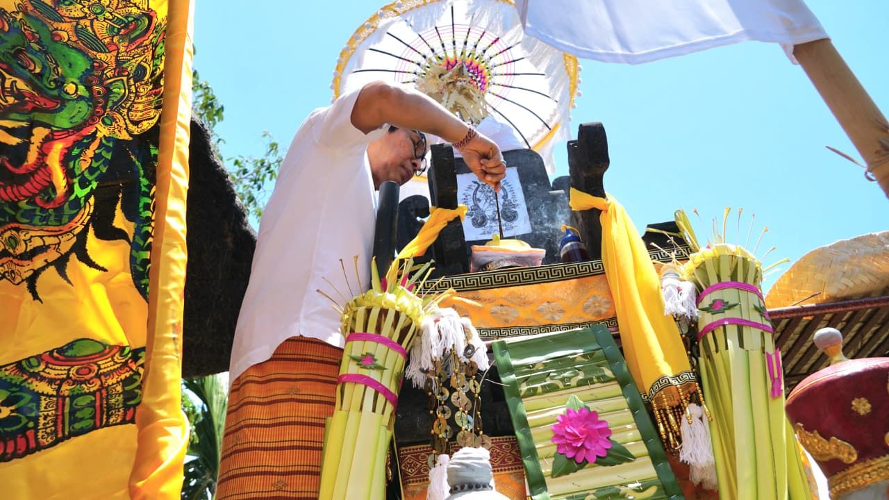 Melaspas di Pura Tirtha Campuhan Kuta dan Peresmian Monumen Kalpataru
