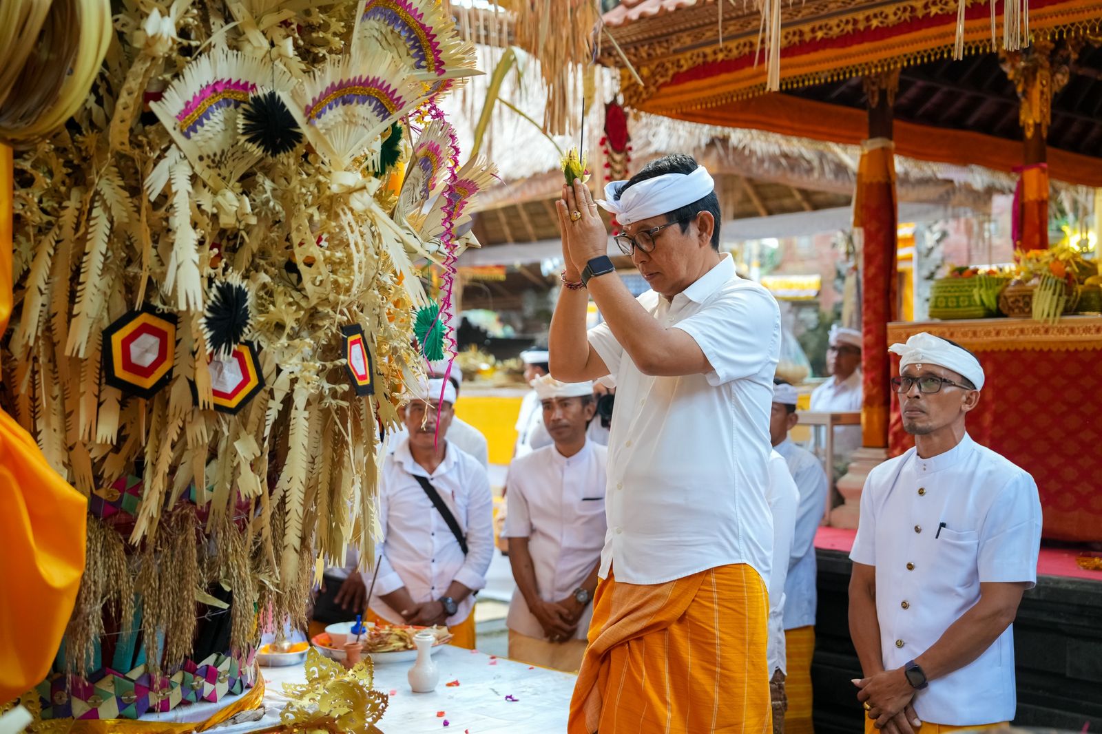 podiumnews.com-Bupati Badung Teken Prasasti Saat Karya di Pura Desa Banjar Batulumbang