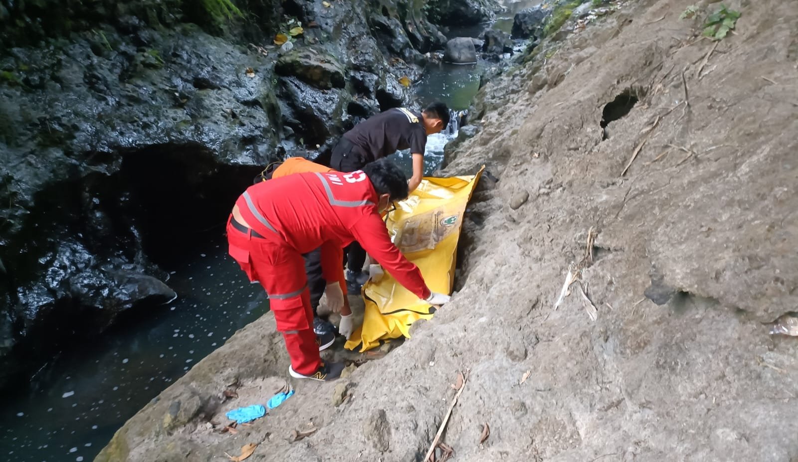 Hindari Genk Motor, Buruh Proyek Terjun ke Bawah Jembatan