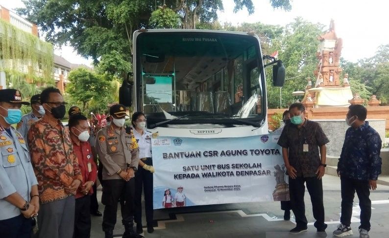 podiumnews.com-Pemkot Denpasar Terima Bantuan Bus Sekolah dari Agung Toyota