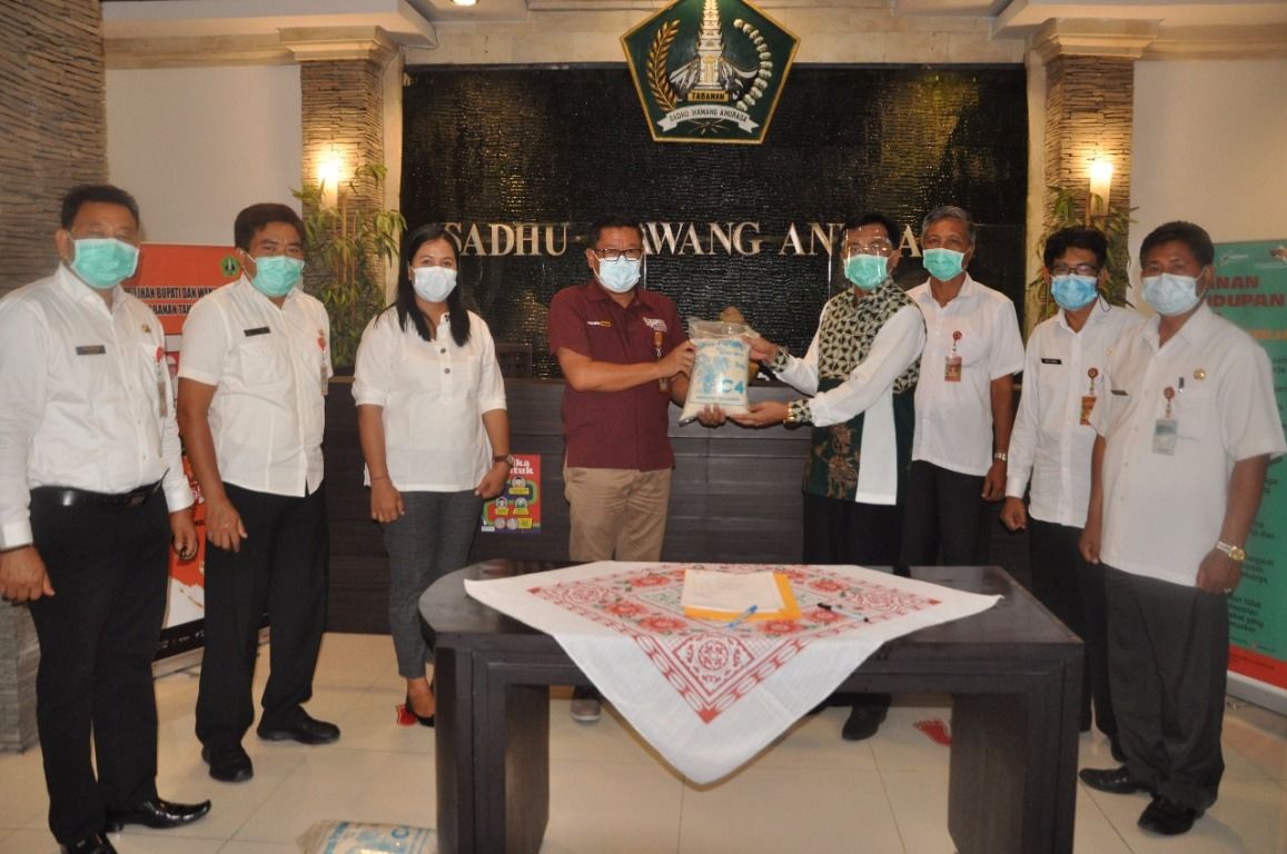 Pemkab Tabanan Terima Bantuan 3000 Paket Beras dari BPD Bali