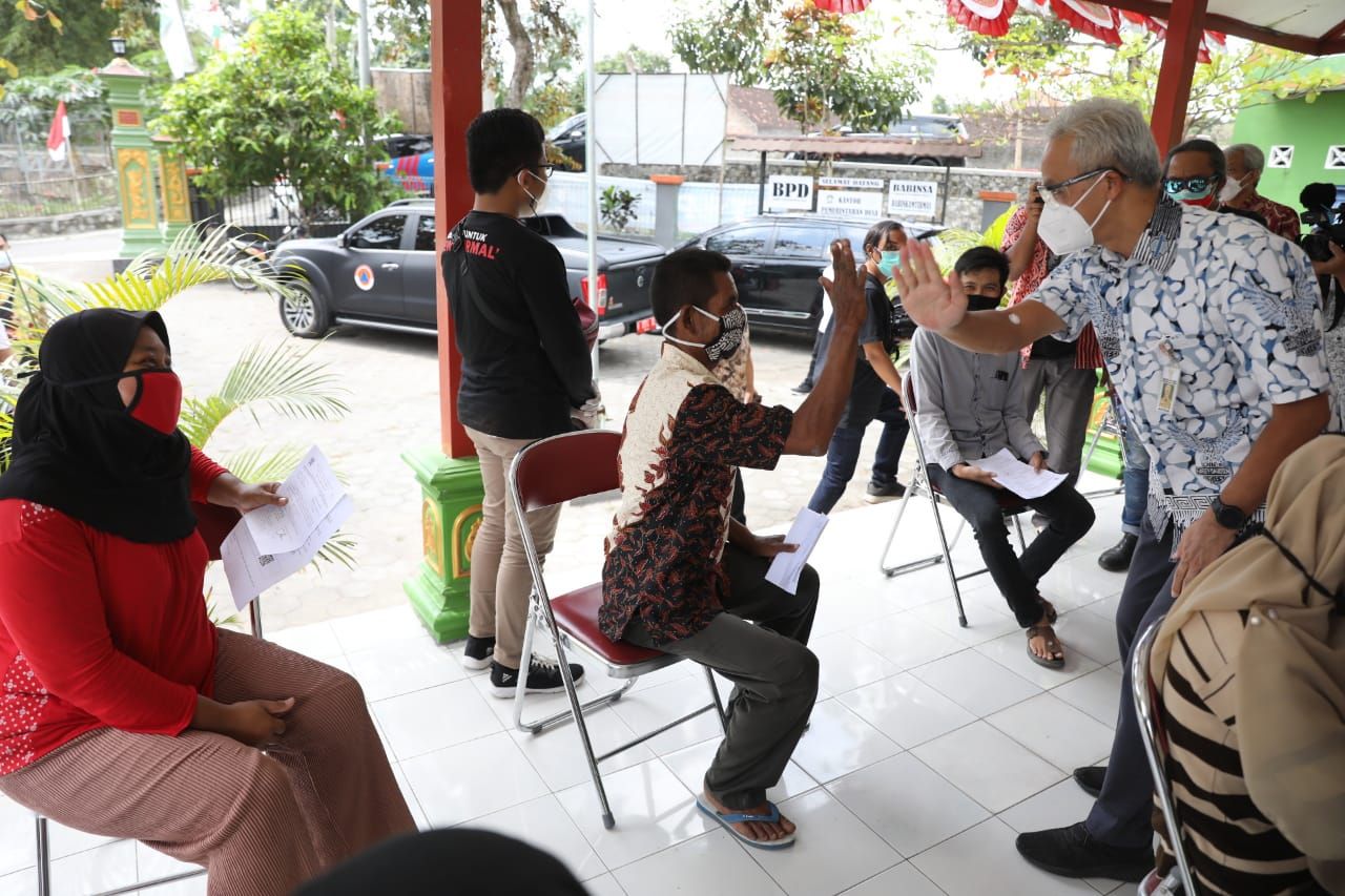 podiumnews.com- Cek Pembagian BST, Ganjar Temui Buruh Tani Kembalikan Bansos