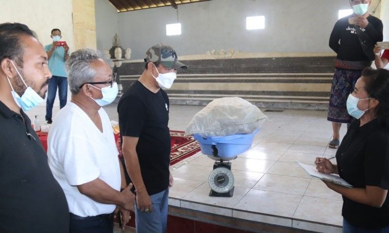 podiumnews.com-Desa di Badung Canangkan Program Tukar Sampah Plastik Dengan Beras