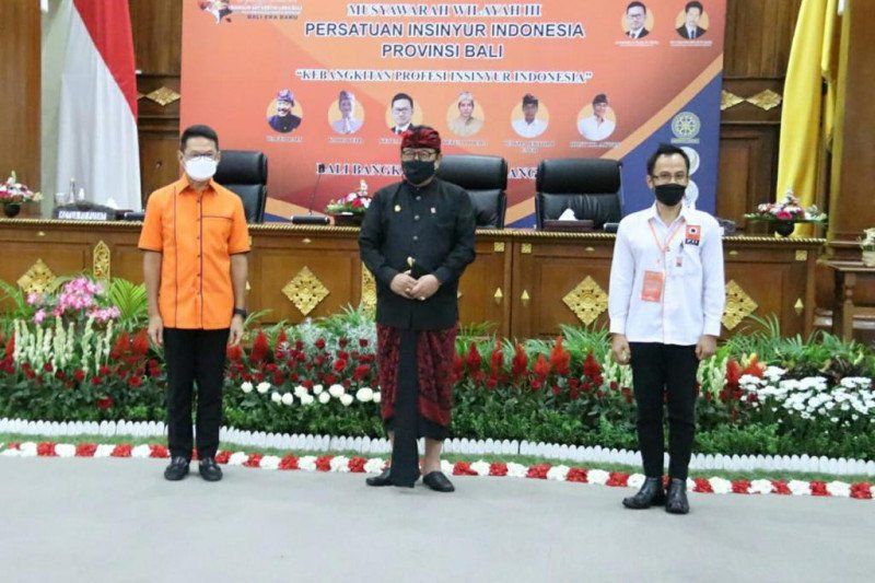 podiumnews.com-Wagub Bali Tjokorda Oka Artha Ardhana Sukawati (tengah) dalam Pelantikan Ketua Pengurus Wilayah PPI Bali