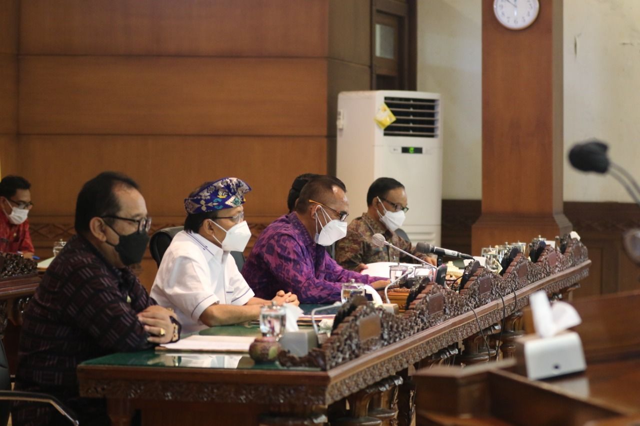 podiumnews.com-Rapat Paripurna, Dewan Apresiasi Opini WTP Delapan Kali Berturut Pemprov Bali   