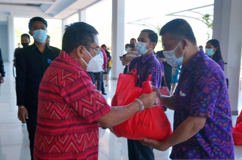 podiumnews.com-Anggota DPR Asal Bali Serahkan 800 Paket Sembako ke Jumatik Denpasar