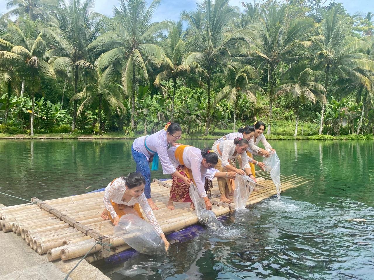 DWP Badung Sembahyang Bersama Sekaligus Mereresik di Pura Taman Mumbul Sangeh