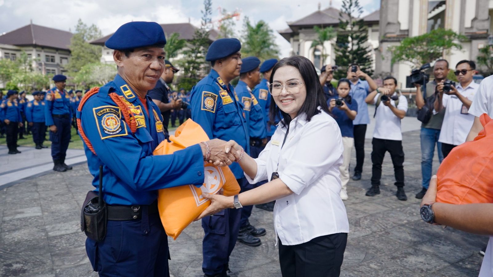 Berdedikasi Tangani Bencana, Petugas Damkar Badung Terima Paket Sembako