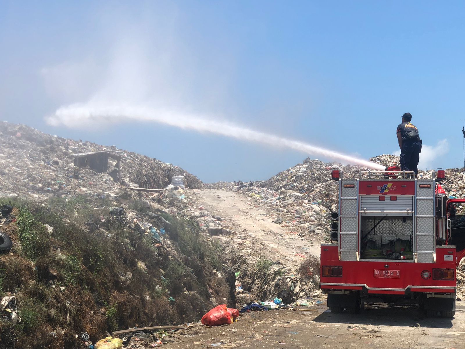 Antisipasi Cuaca Panas, Damkar Denpasar Lakukan Pendinginan di TPA Sarbagita
