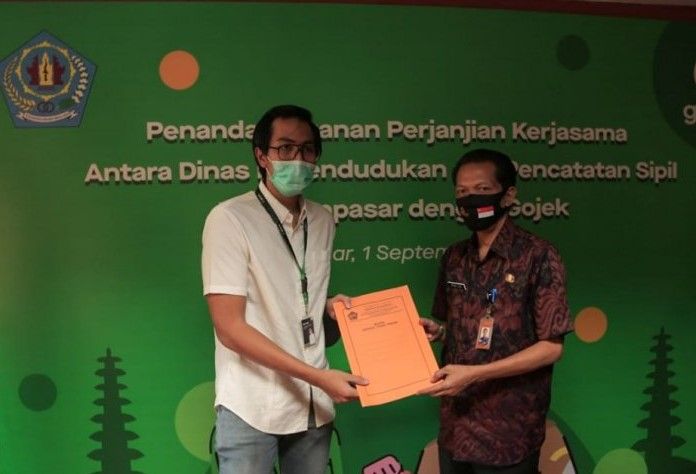 podiumnews.com-Disdukcapil Denpasar Kerja Sama Gojek Ambil Berkas Adminduk