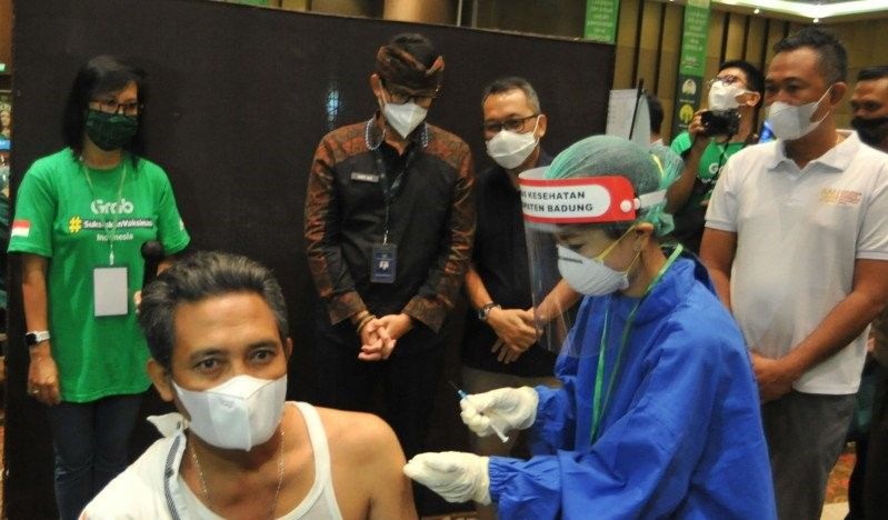 podiumnews.com-Menparekraf Pastikan Kesiapan Vaksinasi untuk Pelaku Parekraf di Bali