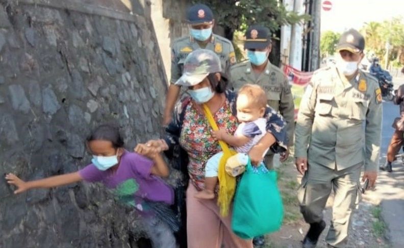 podiumnews.com-Satpol PP Denpasar Tertibkan Gelandangan dan Pengamen