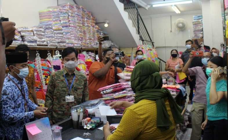 podiumnews.com-Gibran Kembalikan Uang Pungli Zakat Kepada Warga