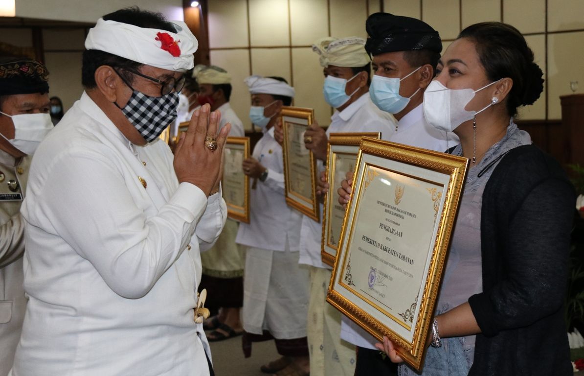 podiumnews.com-Bupati Eka Dianugerahi Penghargaan Kabupaten/Kota Peduli HAM