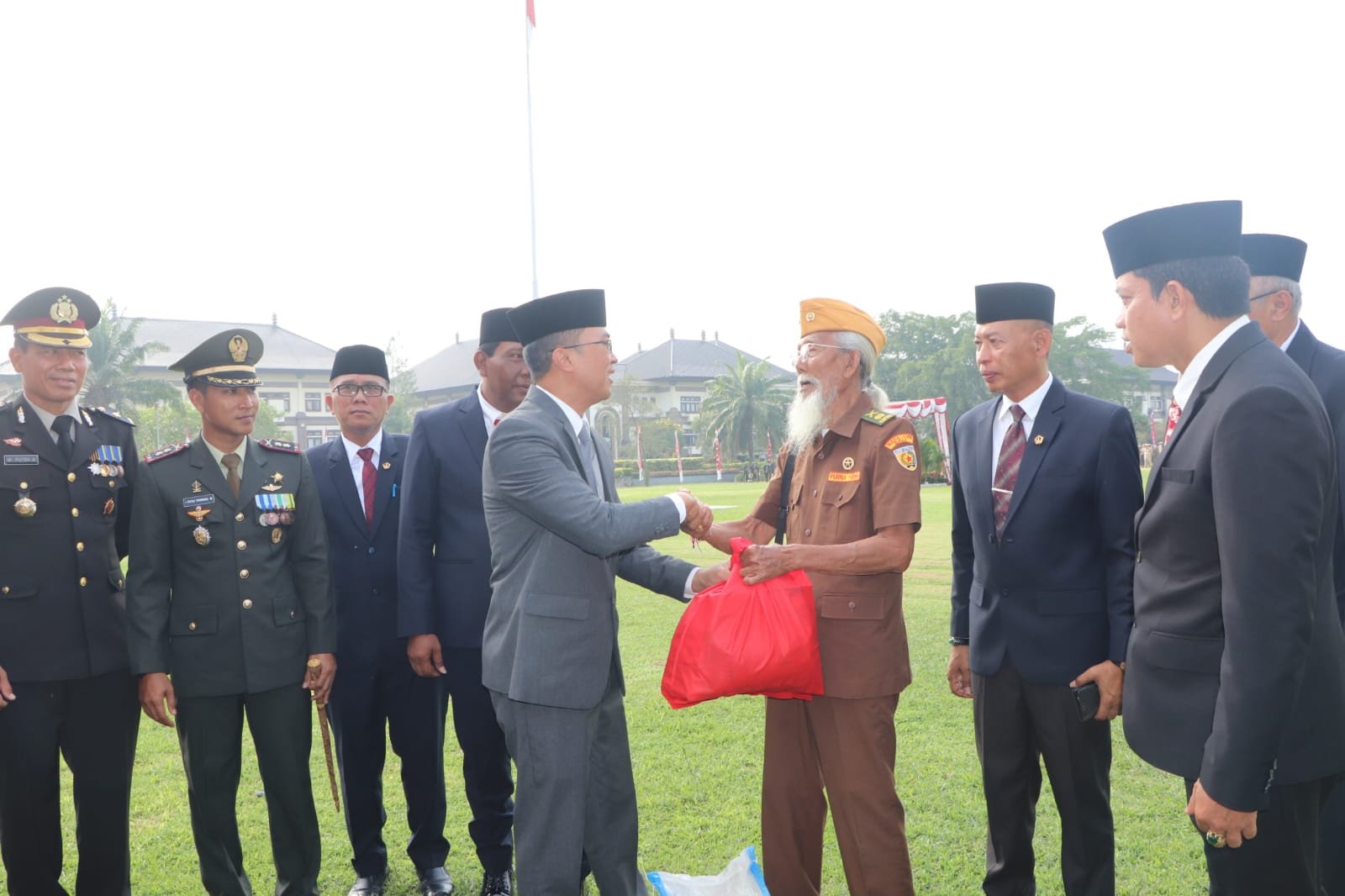 podiumnews.com-Peringati Hari Pahlawan Nasional, Pemda Badung Gelar Upacara dan Pembagian Sembako