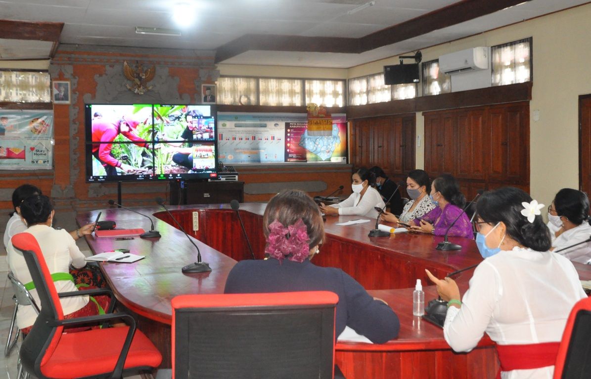 podiumnews.com-Ny Rai Wahyuni Sanjaya Ikuti Webinar Hatinya PKK