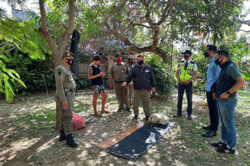 podiumnews.com-Ini Sebab Bule Rusia Sebulan Menggelandang di Bali