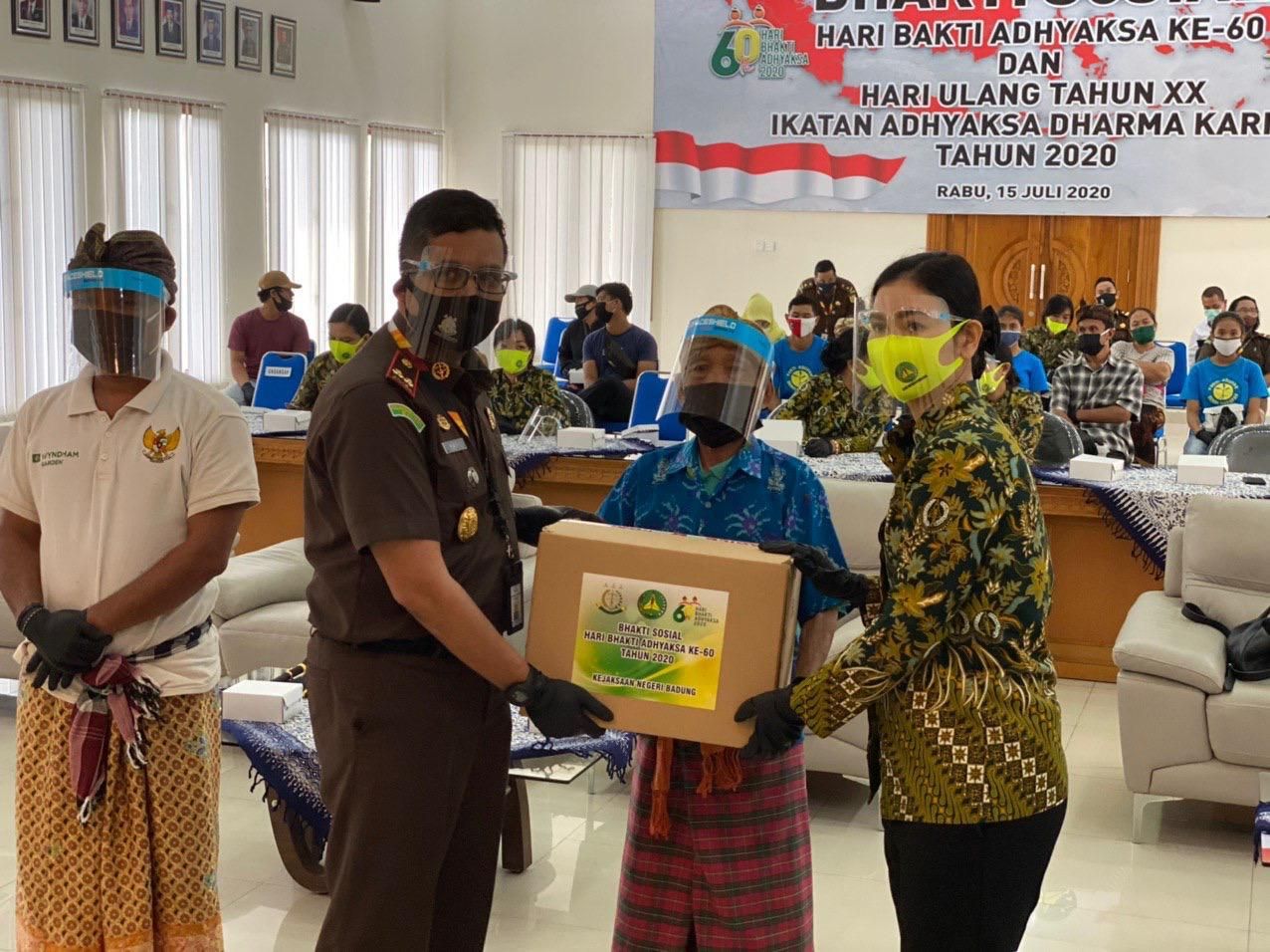 podiumnews.com-56.137 Paket Sembako Dibagikan di Aula Kejari Badung