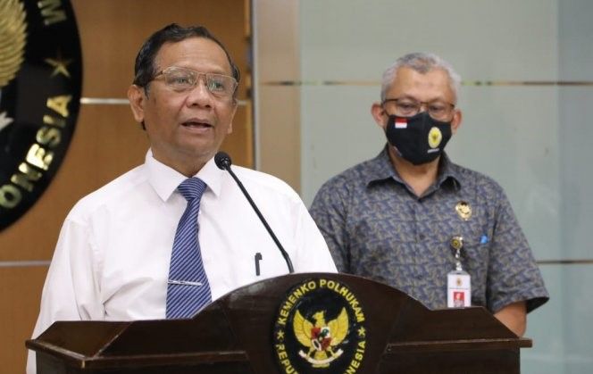 podiumnews.com-Mahfud MD Serahkan 12 Nama Calon Anggota Kompolnas ke Presiden