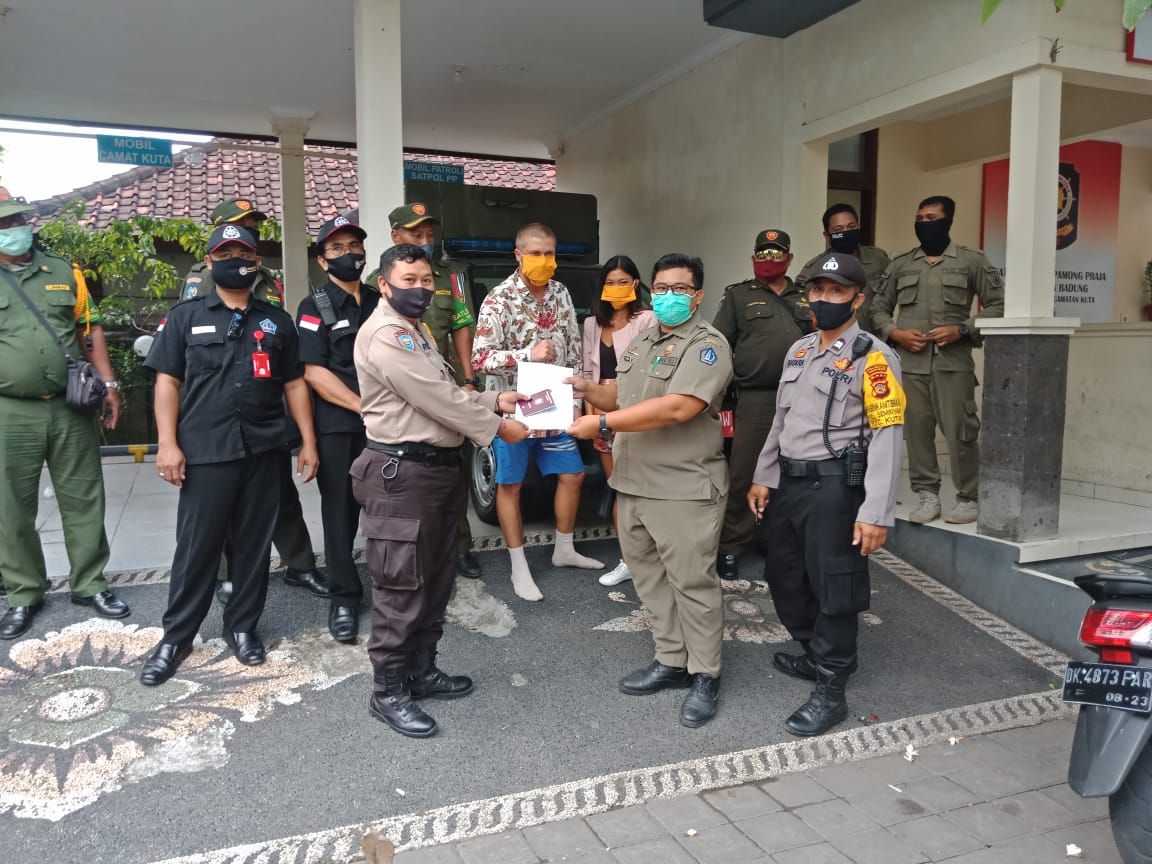 podiumnews.com-Langar Perda Ketertiban, Bule Rumania Ini Terancam Deportasi