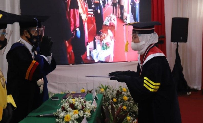 podiumnews.com-Menaker Ida Fauziyah Jadi Wisudawan Doktor Terbaik IPDN 2020