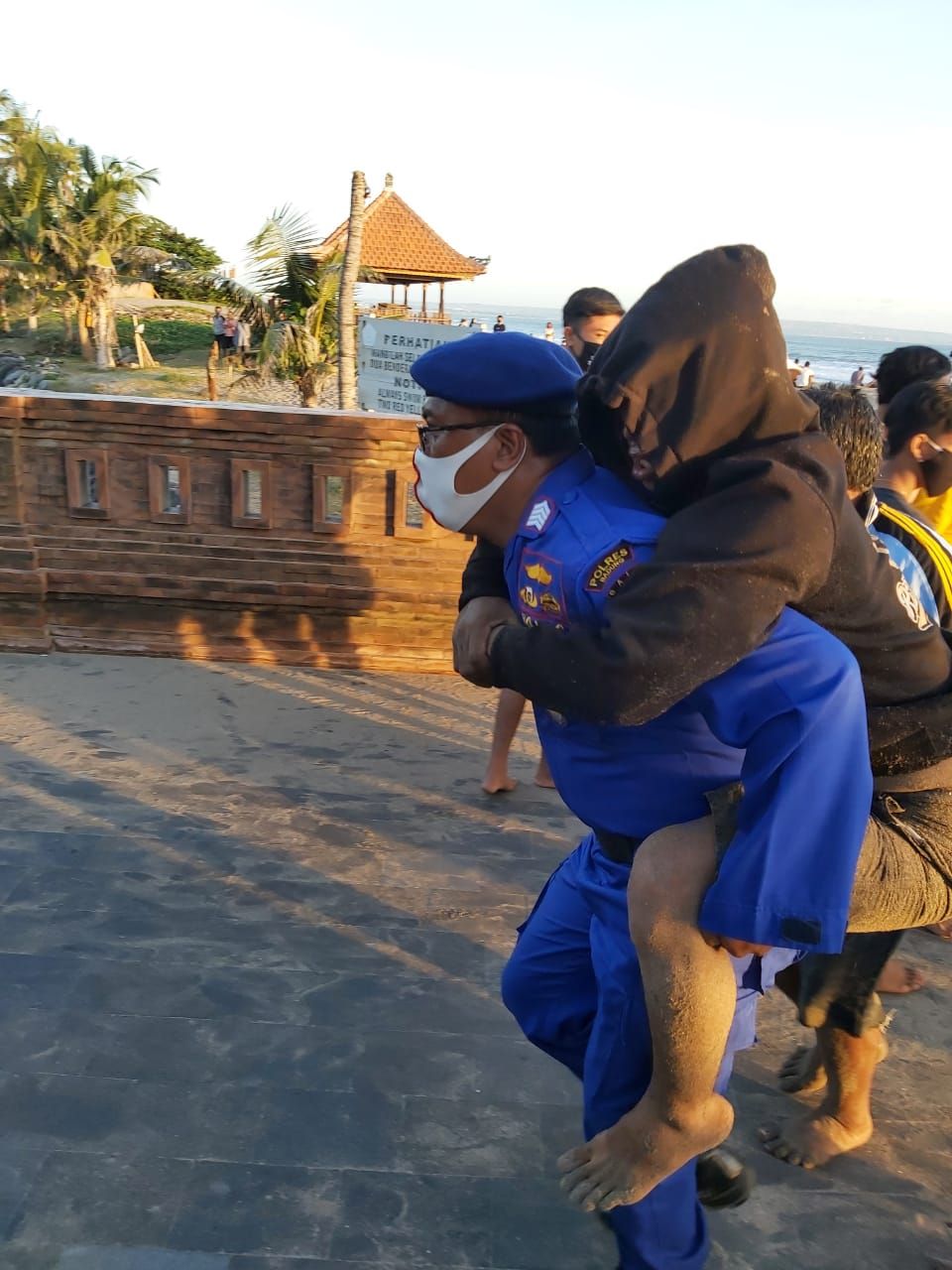 podiumnews.com-Pengunjung Pantai Petitenget Terbawa Ombak, Beruntung Bisa Diselamatkan