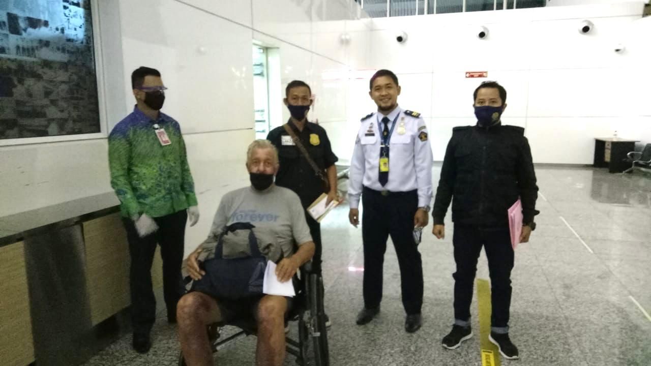 podiumnews.com-Bule Jadi Gelandangan di Bali Dipulangkan ke Negara Asal