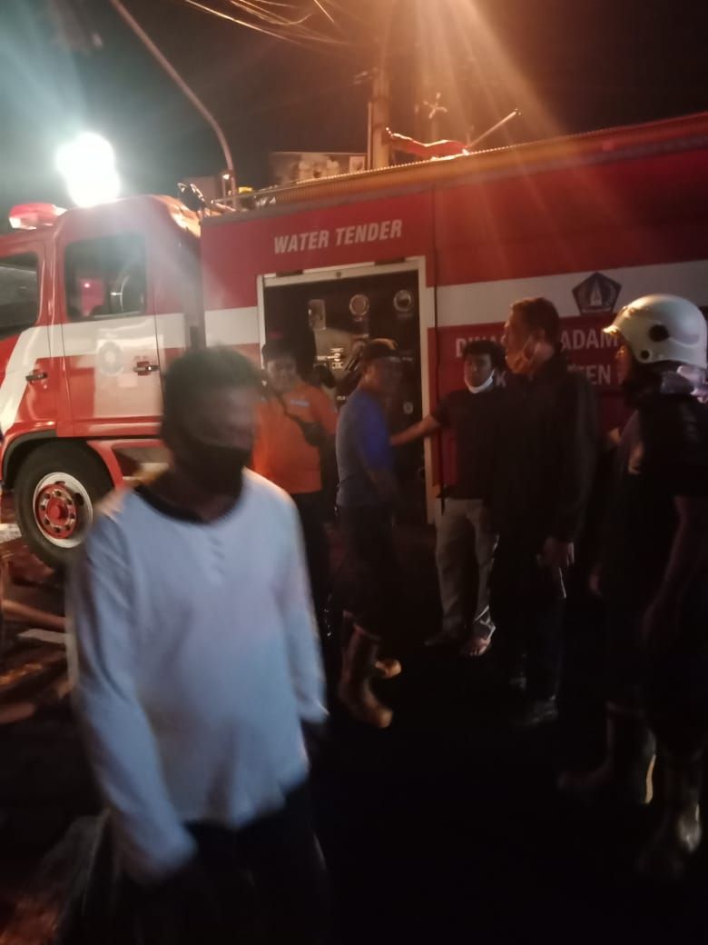 podiumnews.com-60 Lapak Pedagang Pasar di Mengwi Dilalap Si Jago Merah